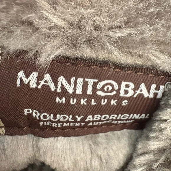 Manitobah Gray Suede Beaded Mukluks Women’s Size 9 - Picture 8 of 9